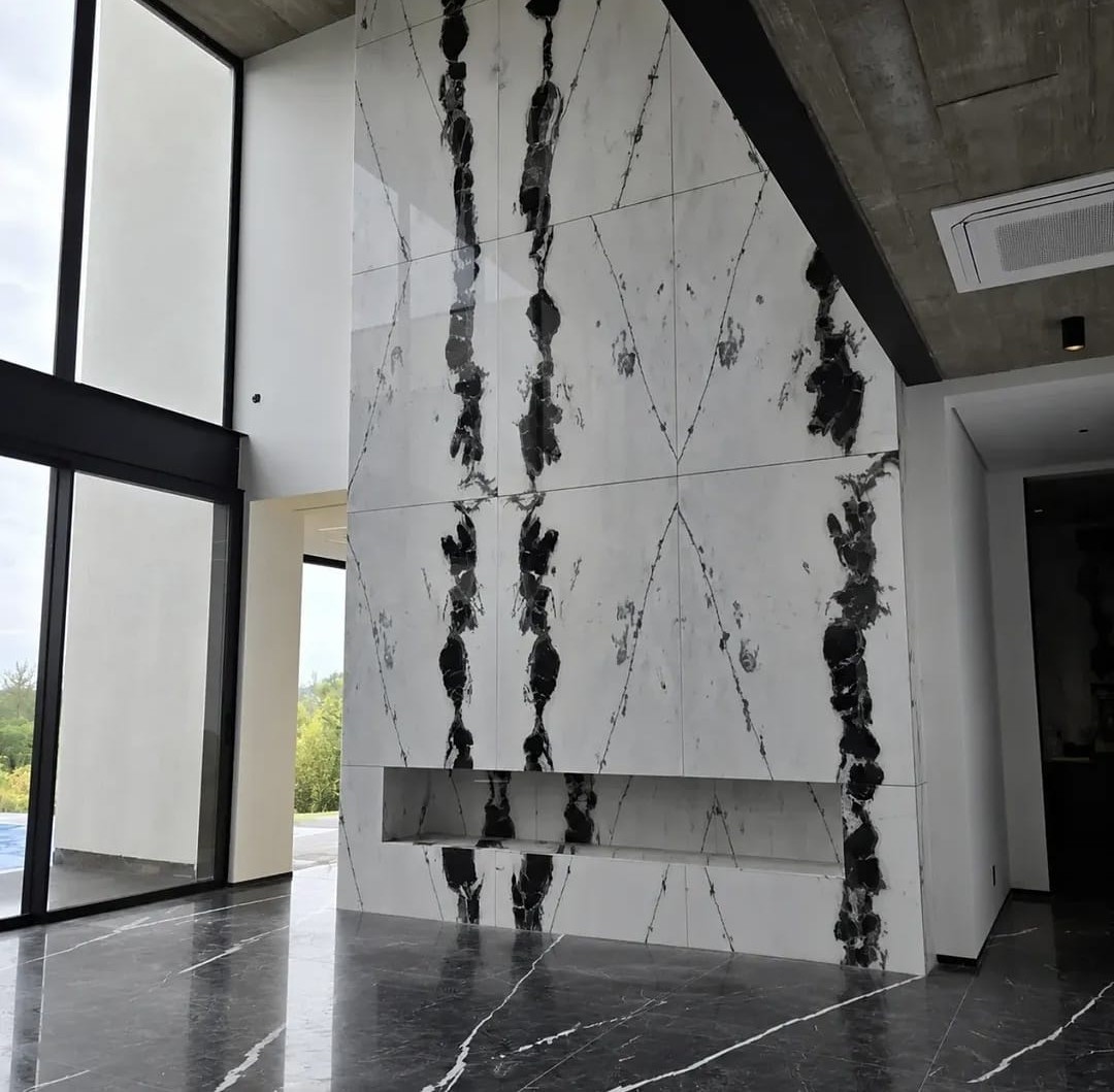 Revestimento de parede em porcelanato Patagônia com piso em mármore